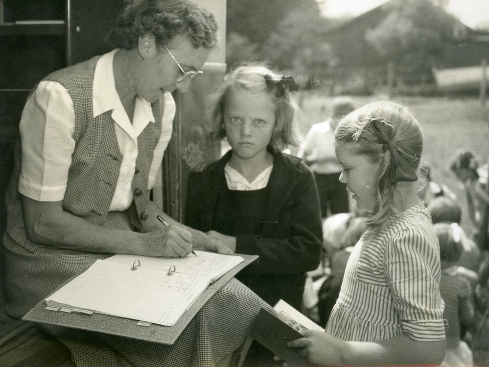 Mrs English visiting children from Brooklyn