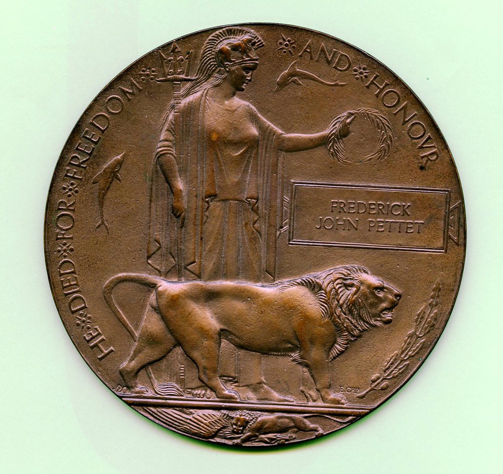 Commemoration plaque issued to the family of Frederick Pettet c.1920