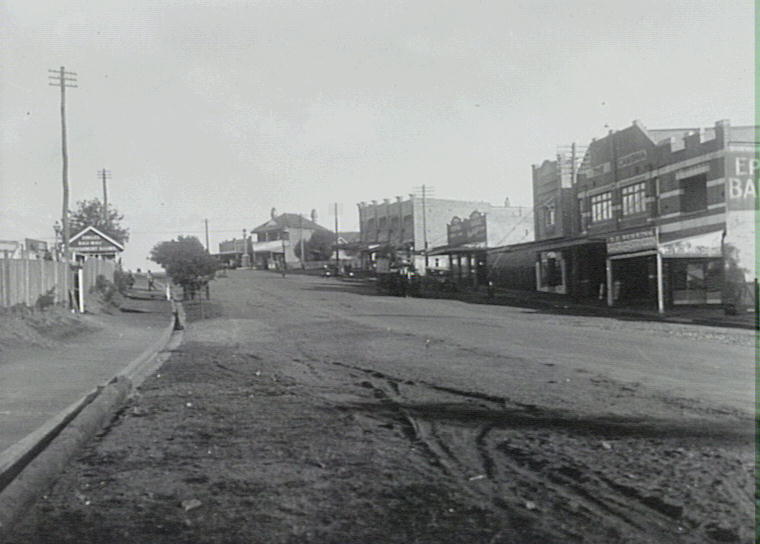 High Street, Epping showing the Cambria Theatre, Dingles Refreshment Rooms and the War Memorial