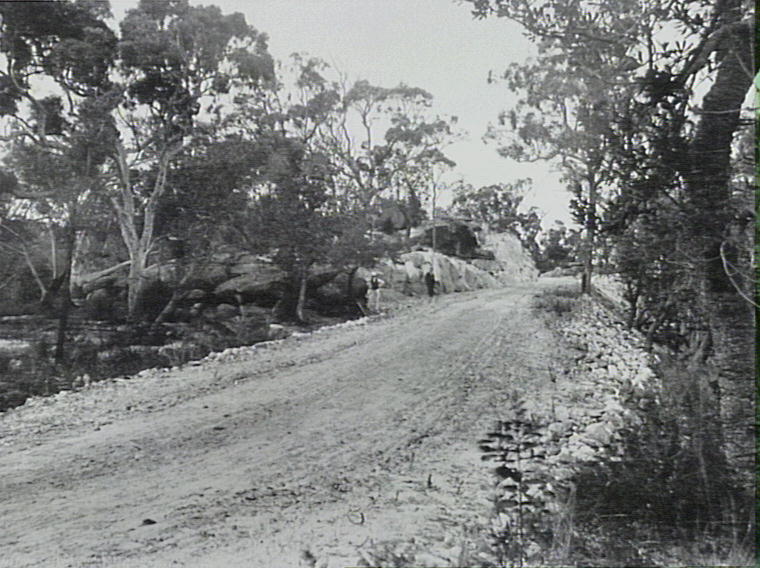Ku-ring-gai Chase National Park, road-cutting down Bobbin Hill