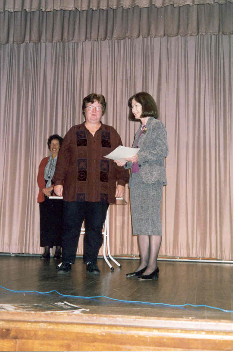 Hornsby Art Society awards opening, Cllr White presenting the Council Prize