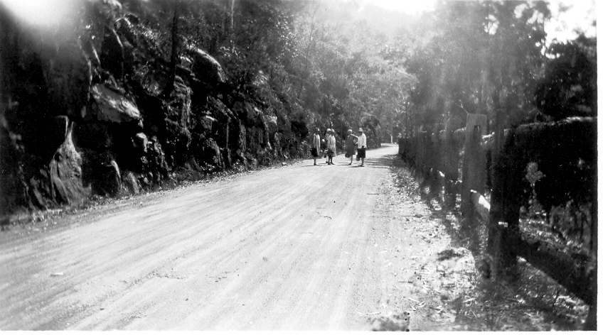 Galston Gorge, walkers on road, 1920s