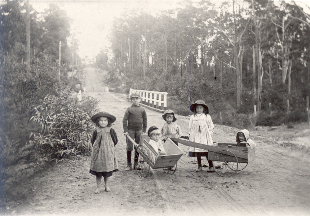 Children on Ray Road, Epping, c. 1900