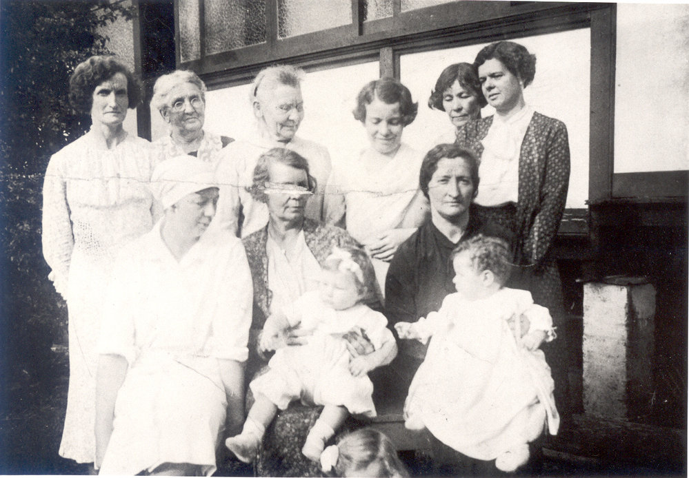 Lockwood family and nurses at Hornsby, 1920s