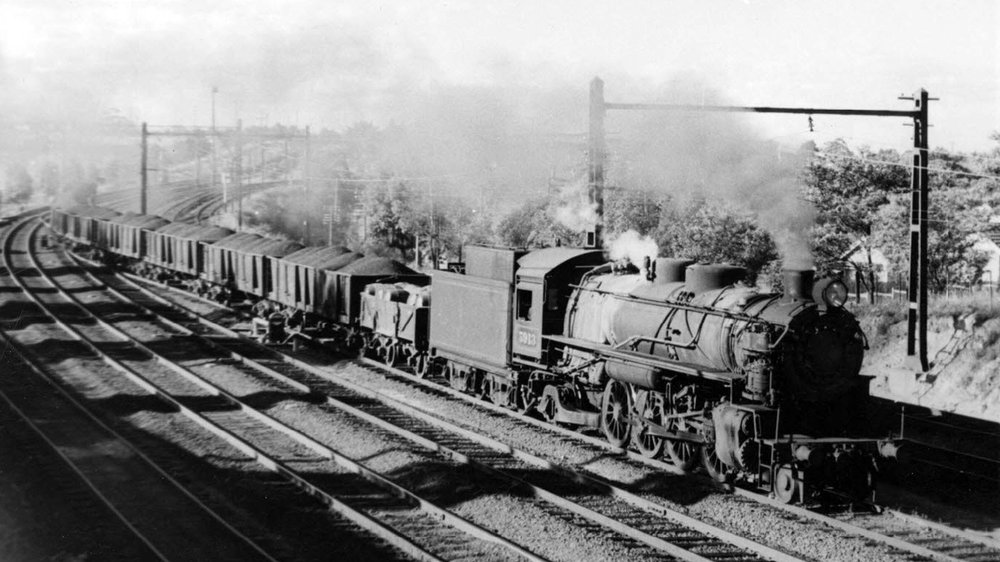 Locomotive 5913 Approaching Hornsby
