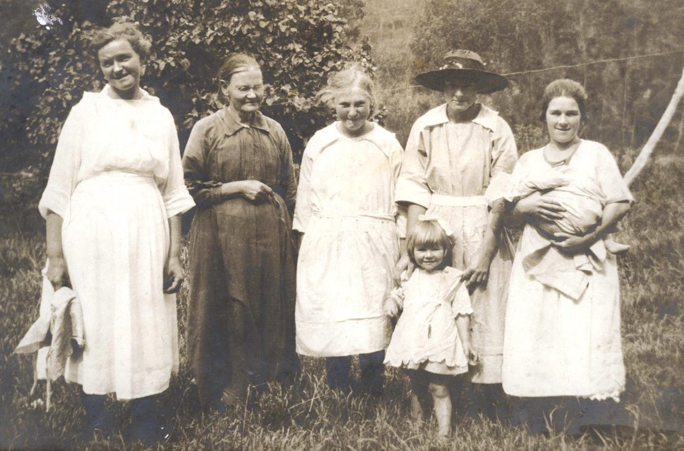 Alice Higgins with her three daughters, her daughter-in-law and two grandchildren.