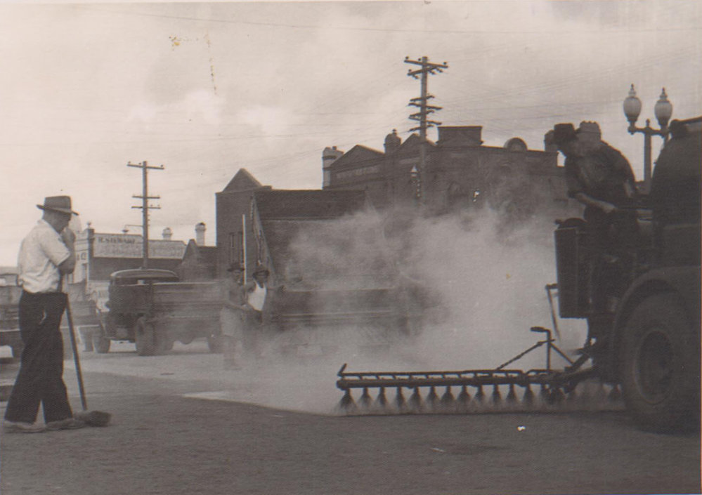 Sealing the Pacific Highway near the Hornsby War Memorial.