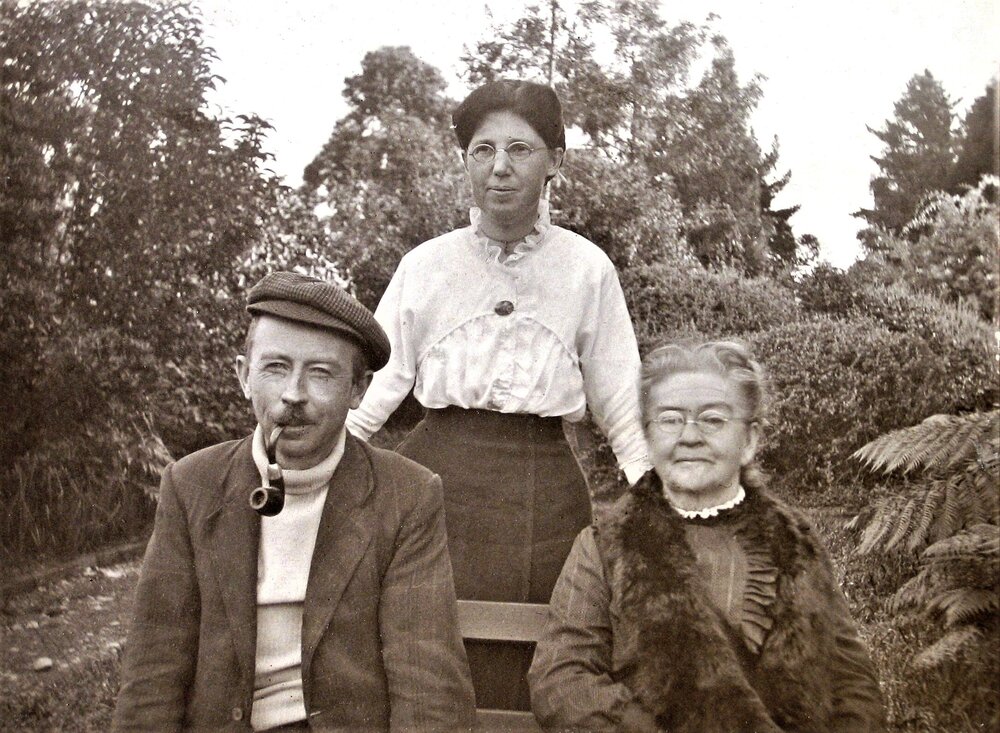 Arthur Wray with his wife and mother