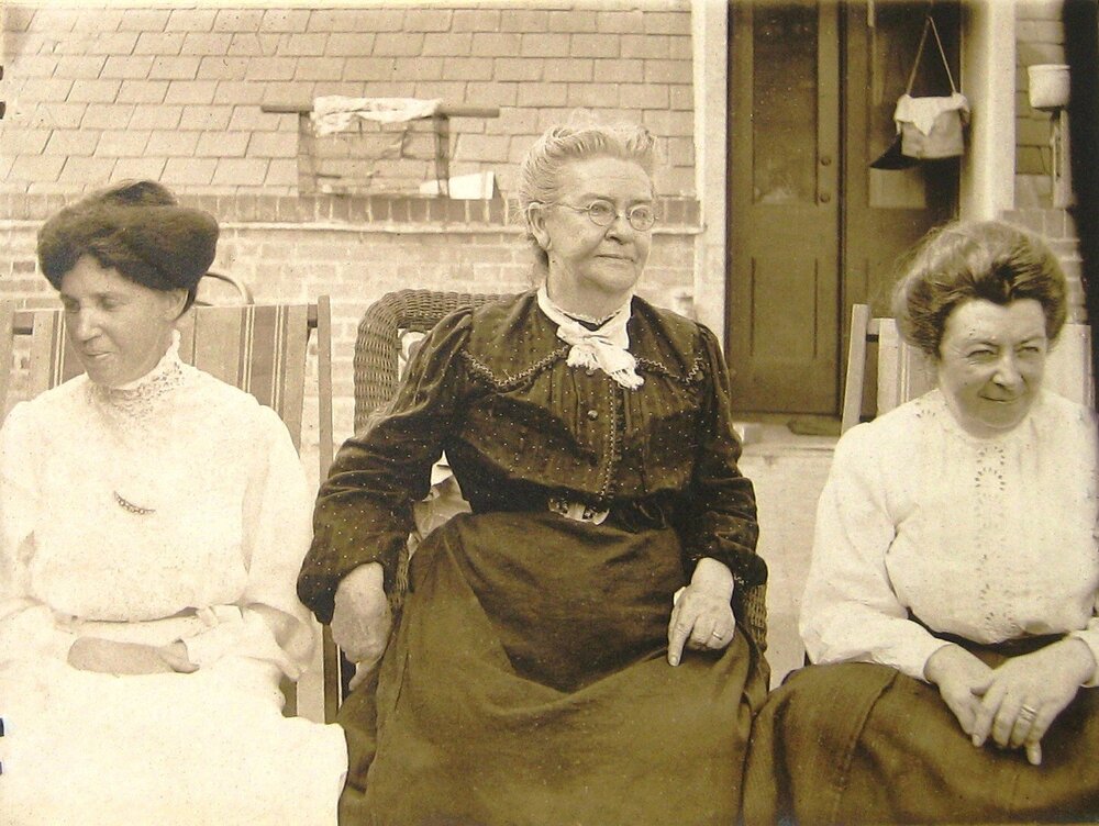 Annie and Anna Maria Wray with unknown woman