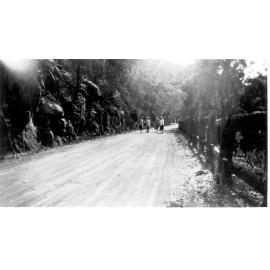 Galston Gorge, walkers on road, 1920s