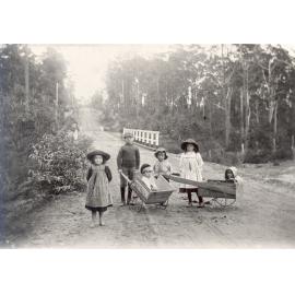Children on Ray Road, Epping, c. 1900
