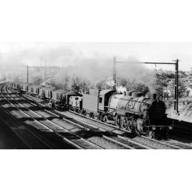 Locomotive 5913 Approaching Hornsby