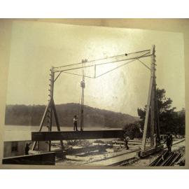 Lifting a girder for the First Hawkesbury River Railway Bridge