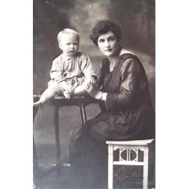 Clara Wayne with her baby daughter Connie