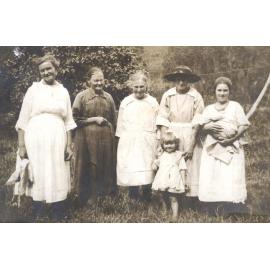 Alice Higgins with her three daughters, her daughter-in-law and two grandchildren.
