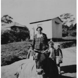 Beatrice Thomson and family at 28 Hall Road, Hornsby