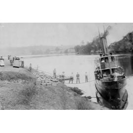 Loading produce on the Hawkesbury River