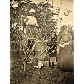 Elinor Wray with her parents Arthur and Annie Wray
