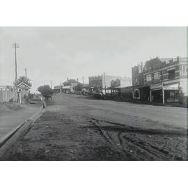 High Street, Epping showing the Cambria Theatre, Dingles Refreshment Rooms and the War Memorial