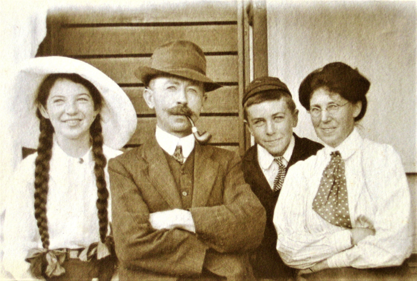 Elinor, Arthur, John and Annie Wray in Beecroft 1912.